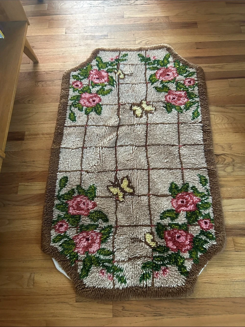 vintage latchook floral accent rug in Pink and Brown